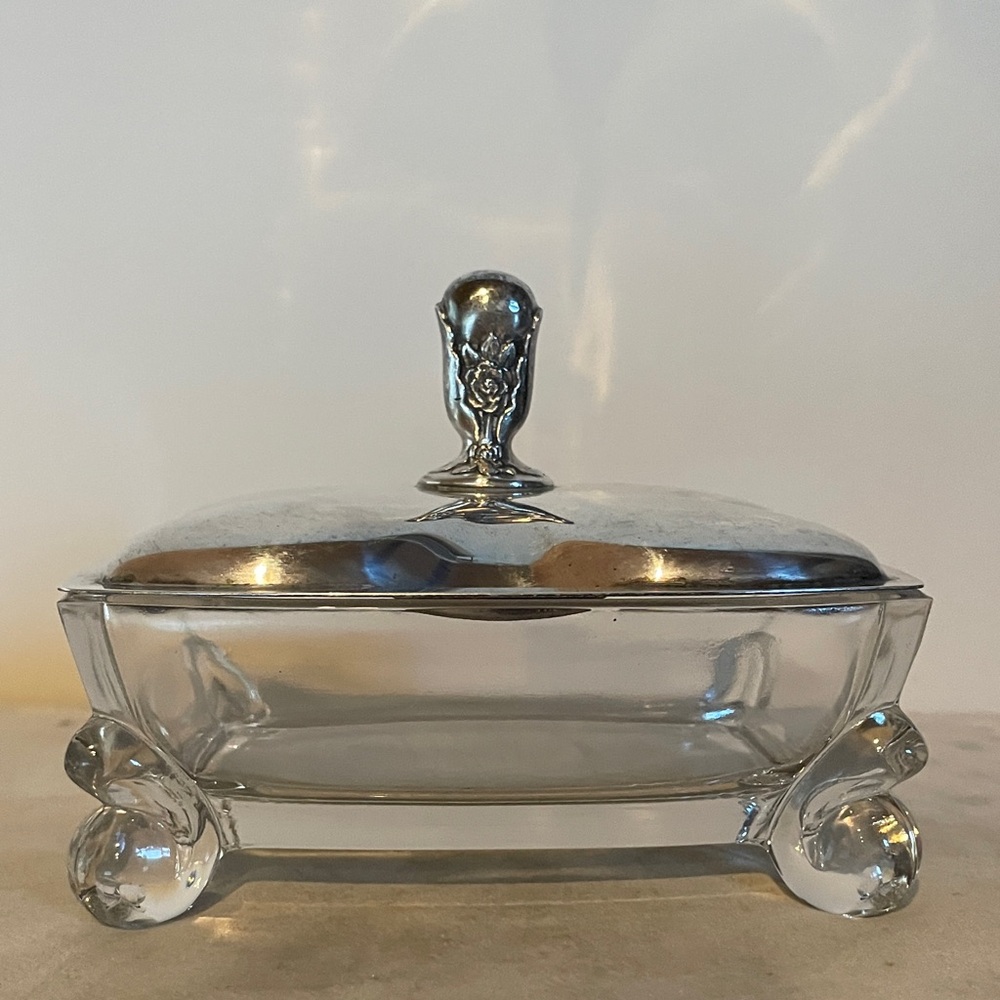 International Silver Co. Covered Trinket Dish Vanity Jewelry Box Great Condition